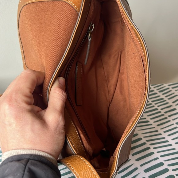 FRYE OLIVIA LEATHER CROSSBODY BAG IN TAN - Picture 4 of 9